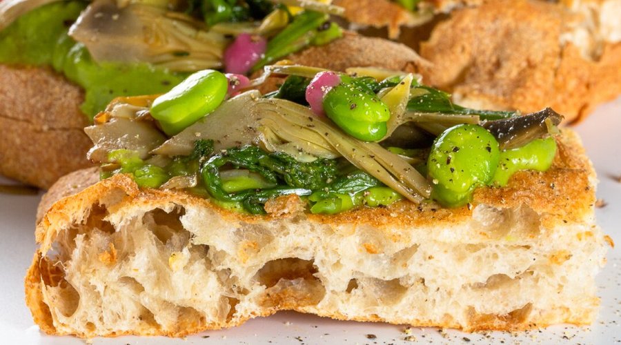 NGRECCIATA: base bianca
crema di piselli, ingrecciata ( carciofi, pisellini primavera, fave crude condite, asparagi, cipolla rossa e olio alle erbe.
