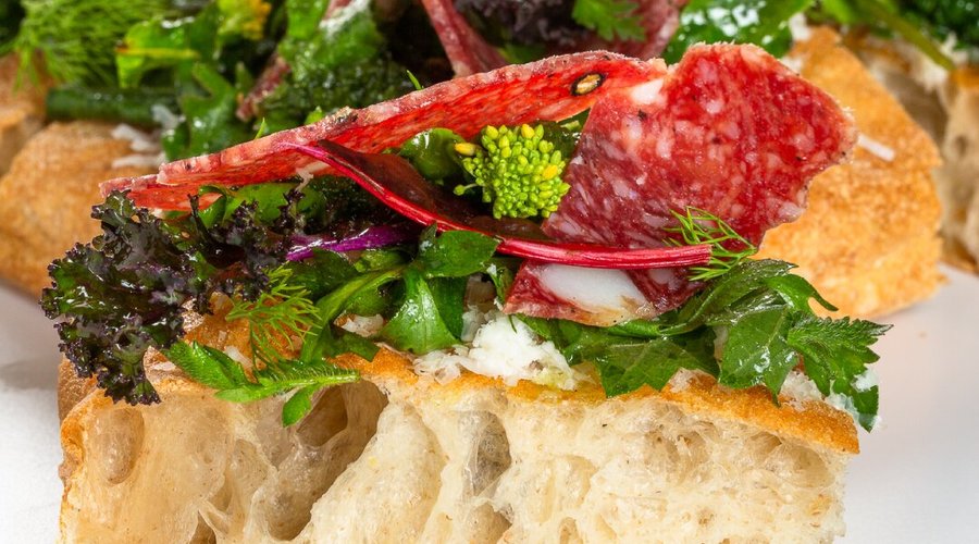 MISTICANZA, SALAME E PECORINO: pecorino grattato, misticanza cruda condita con olio e limone, pesto di rucola, fette di salame ai 6 pepi di Puzielli. 