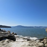 Le phare de Pointe de la Prairie, solidement ancré au fond du fleuve.