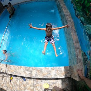Disfruta de nuestra piscina con zona para niños y adultos