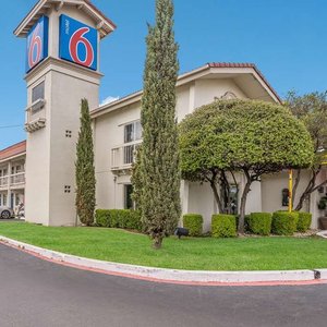 Motel Dallas Market Center Exterior