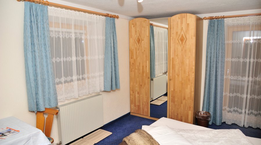 Doppelzimmer mit Dusche/WC/TV und großem Balkon in der Ferienwohnung Anna im GÄSTEHAUS ANNEMARIE 