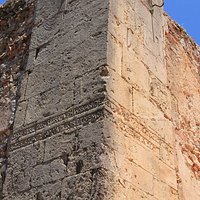 Parte del muro della vecchia Chiesa di San Nicolò, centro storico.