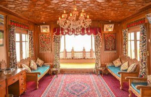 Golden Flower Heritage Houseboat in Srinagar, image may contain: Home Decor, Chandelier, Reception Room, Living Room