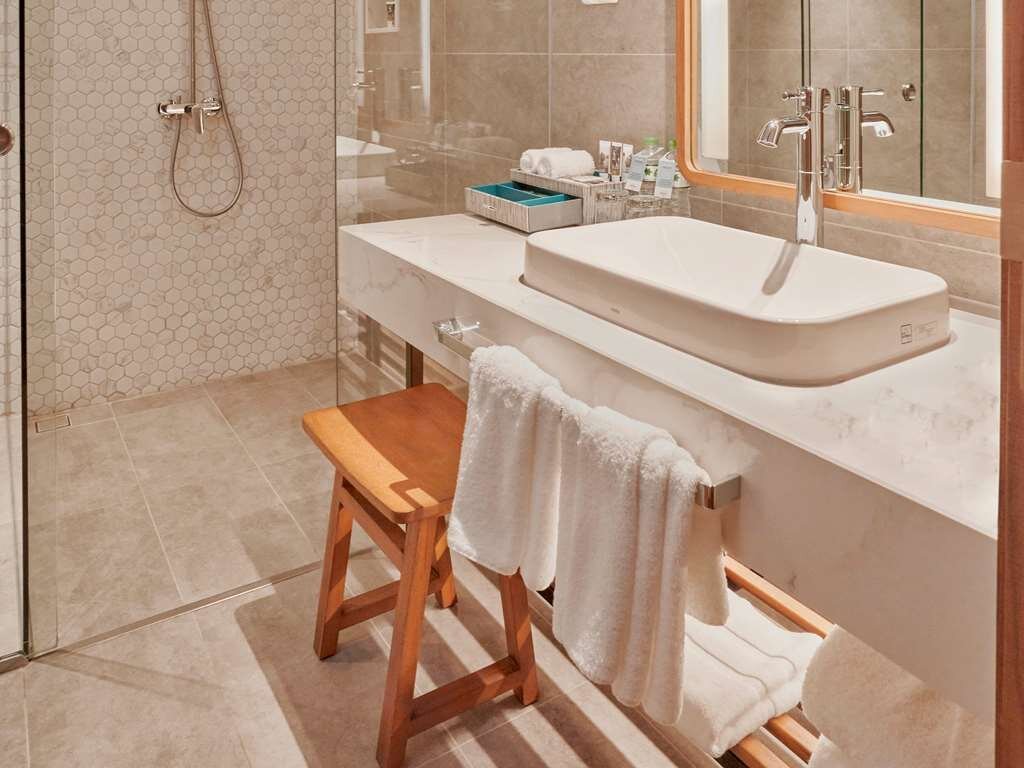 kiến trúc nội thất được thiết kế tinh tế với tone màu trắng làm chủ đạo, kết hợp với gỗ