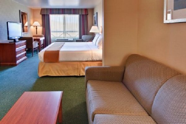 Hotel photo 1 of Holiday Inn Express & Suites Tehachapi Hwy 58/Mill St., an IHG hotel.