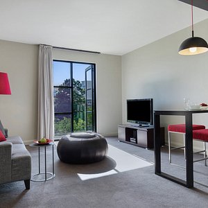 Mantra-Hindmarsh-Square-Adelaide-Park-View-Suite-Lounge