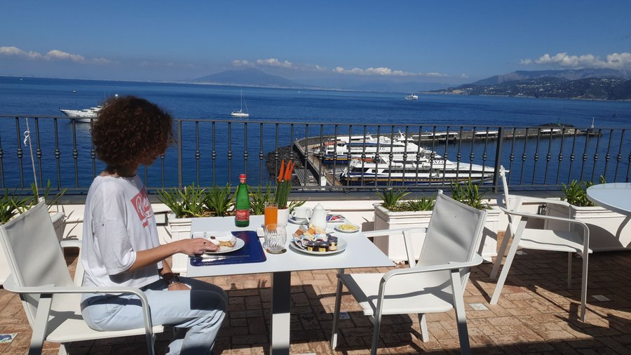 Colazione in Terrazza con vista sul Golfo di Napoli