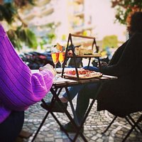 Da noi oltre a gustare uno dei nostri fantastici panini puoi anche fare un break per un aperitivo,gustandoti qualcosa di fresco oppure un calice di vino accompagnato da un delizioso tagliere di salumi e formaggi.
Prenota il tuo tavolino!!!
Contattaci al numero 081/2356172 mandandoci un whatsapp oppure telefonandoci,ci trovi a Sorrento in
Via degli Aranci 86