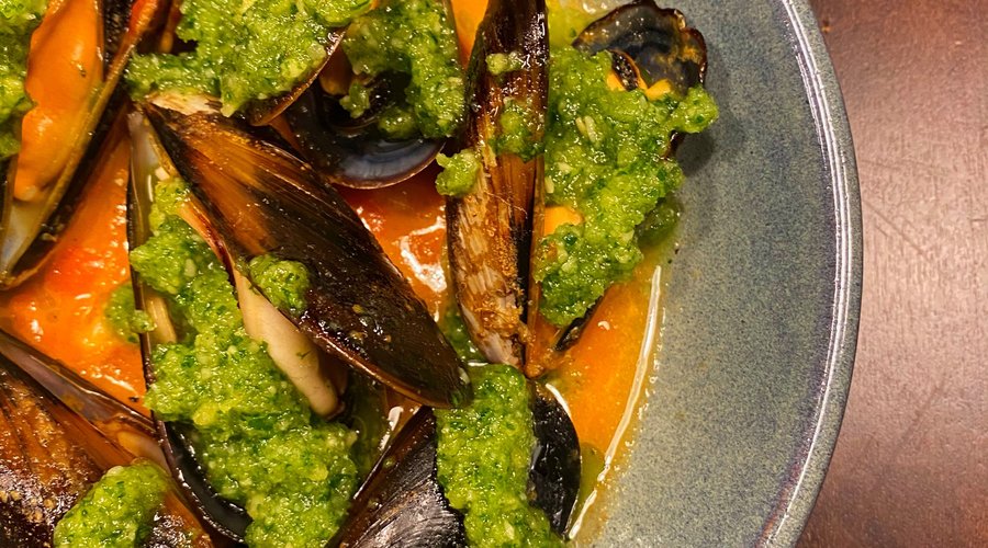 Mexilhões, tomate e amêndoa