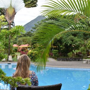 Desde la piscina, esta es la maravillosa vista que Usted podrá disfrutar; volcán Arenal incluido.  La imagen hablar por sí sola y si tan solo pudiéramos incluir un audio del canto de los pájaros y los demás sonidos de la naturaleza...venga y experiméntelo Usted mismo. Estamos a sus órdenes.
