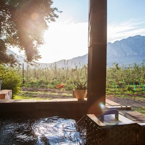 Lady Red Cottage, outdoor wood fire heated hot tub, views of mountains and orchards