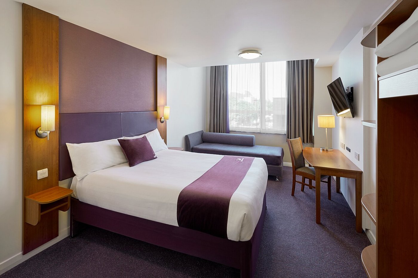PREMIER INN ROMFORD CENTRAL (MERCURY GARDENS) HOTEL Updated 2024