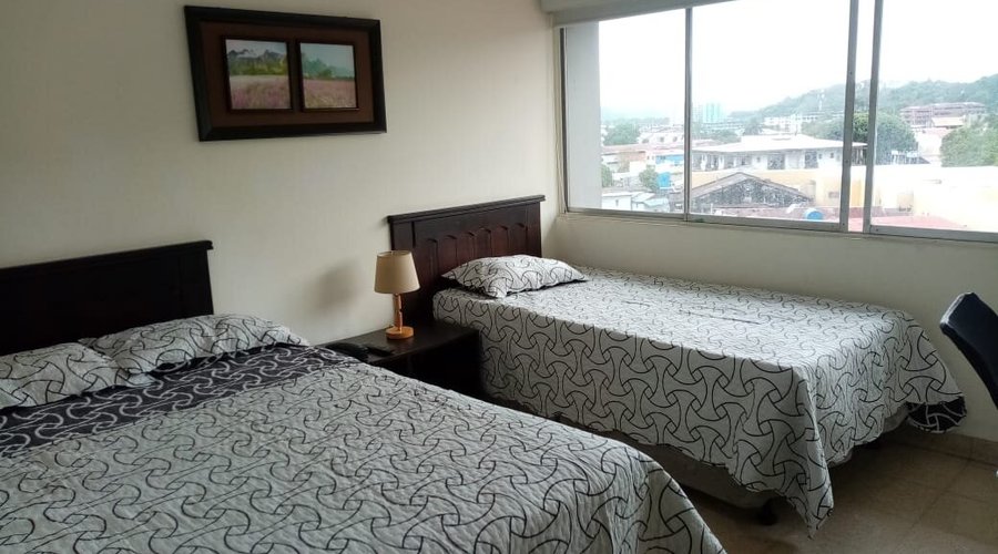 Habitación Familiar. 1 cama Doble para pareja y 1 cama twin para 1 o 2 niños.