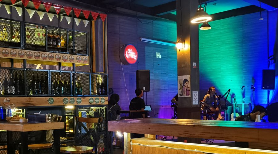 The bar and live music