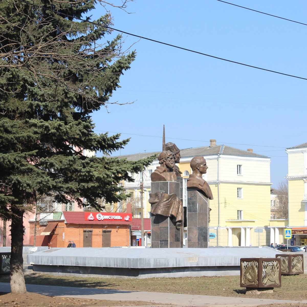 Ржев лучшее. Памятник героям революции Ржев. Памятник три головы во Ржеве. Площадь революции Ржев. Памятник героям революции в Новосибирске