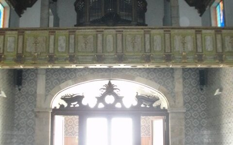 Coro alto e órgão de tubos.