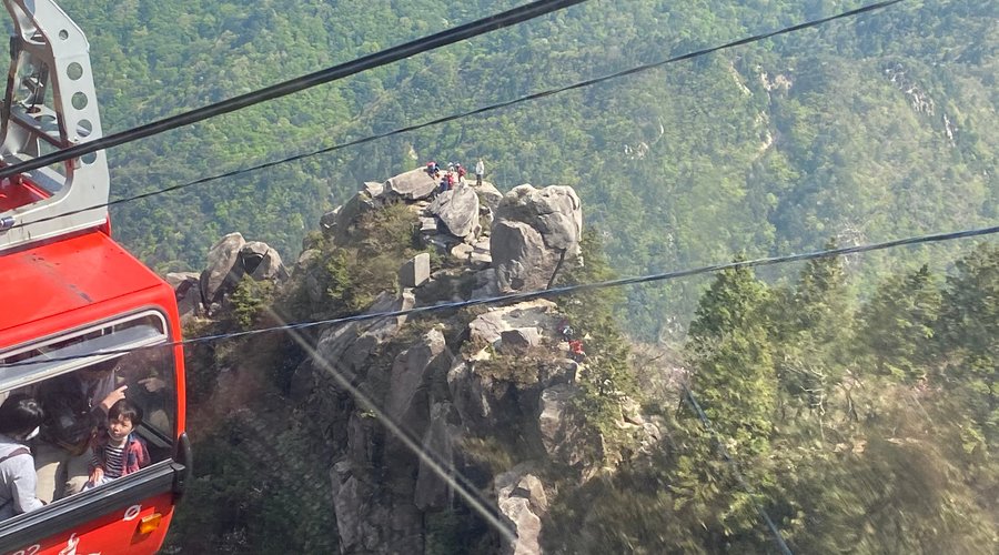 岩の上に登山者😲