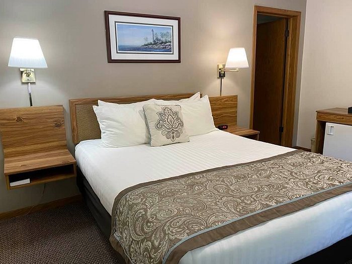 Village Inn in Green Bay: Find Hotel Reviews, Rooms, and Prices on