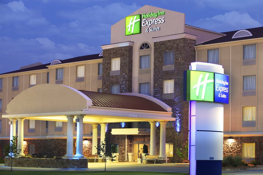 HOLIDAY INN EXPRESS & SUITES SEARCY, AN IHG HOTEL $99 ($̶1̶2̶0̶