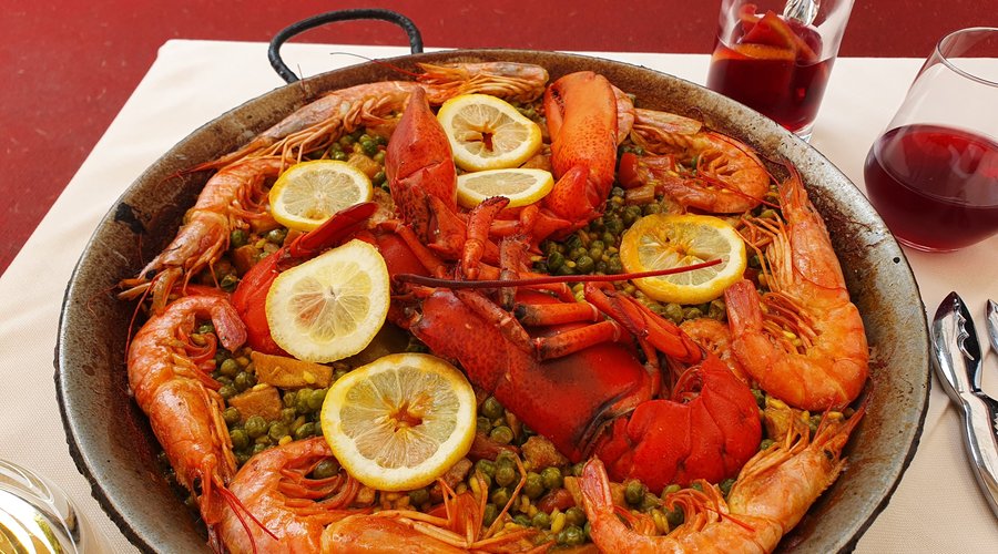 Paella con astice,  accompagnata da una fresca sangria.