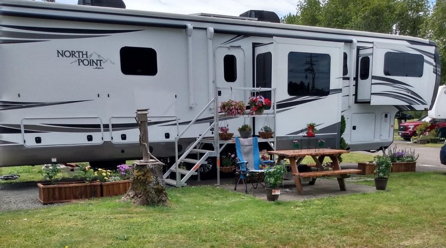 40 - 45 ft trailers and Motorhomes fit into the spaces perfectly