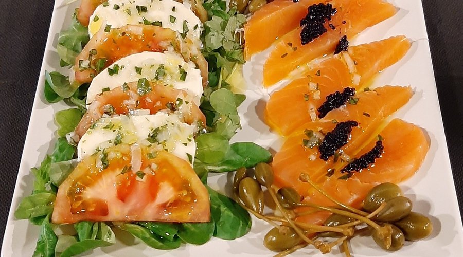 Tapa de la semana del 17 al 22 de Mayo.  Base de rucula y canónigos con tomate natural y mozzarella con vinagreta de cebolla y albahaca fresca. Lomitos de salmón ahumado con hueva negra y alcaparrones. 