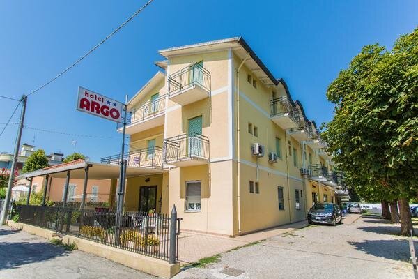Facciata hotel e parcheggio alberato
