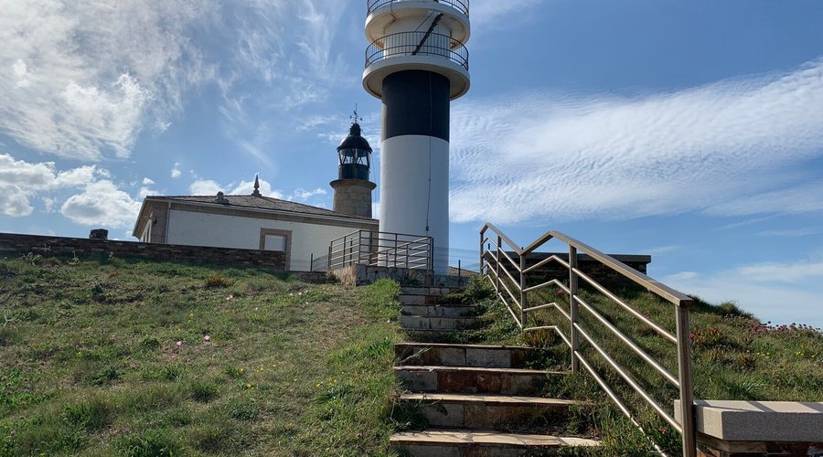 Faro de casi 14 metros de altura y 3 metros de diámetro. Cuenta con un mirador desde donde se aprecia la  hermosa costa de San Cibrao.