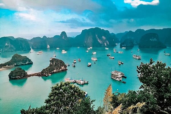 Dong Nai, Vietnam - June 4th, 2017: Panorama Of Ecotourism Area With A  Bridge Over The Peninsula In Large Lake With Many Small Islands Stock  Photo, Picture and Royalty Free Image. Image 80455504.