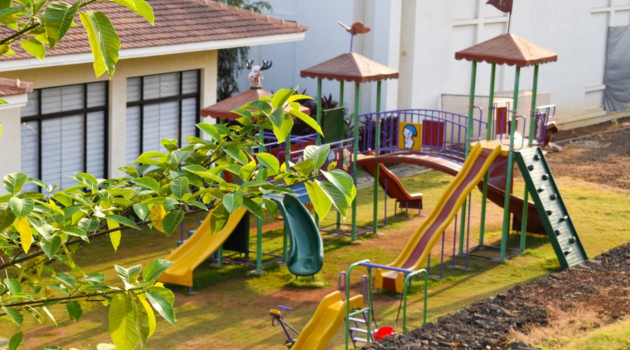Kids Play Area Outdoors & lots of activities indoors
