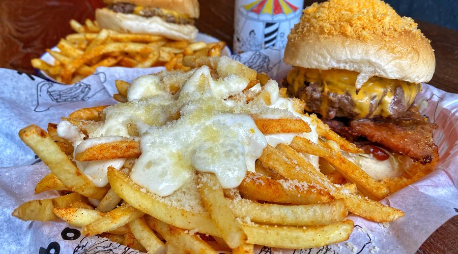 Red basket meal: donnie j trump + baldelli fries
Junior meal deal: wotsit topped barron's burger + fries

