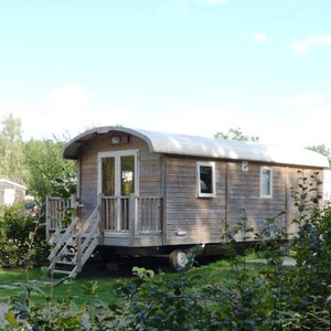 La Roulotte est un hébergement insolite qui peut accueillir jusqu'à 4 personnes. (avec sanitaire et cuisine)
Située dans un endroit calme et verdoyant idéale pour profiter de la slow life en pleine nature :) 