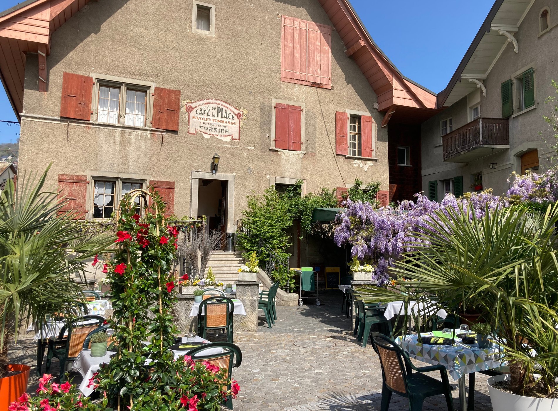 Café Hotel de La Place ‘chez Francine’ by null