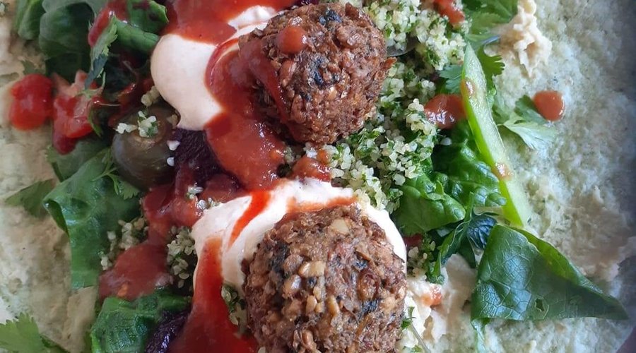 Homemade falafel & salad for the vegetarians😋