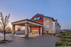 Comfort Inn Troutdale-Portland East in Troutdale, image may contain: Hotel, Building, Inn, City