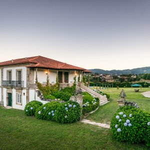 Fachada principal da Casa de Luou