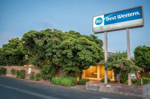 Best Western Village Inn in Fresno, image may contain: Hotel, Building, Zoo, Vegetation