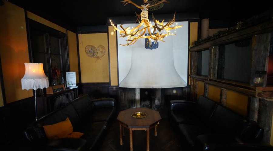 Framför brasan i restaurangen  