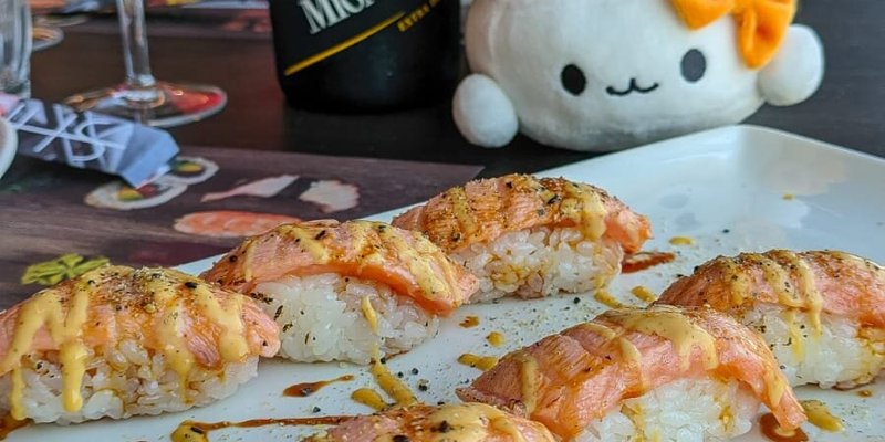Nigiri Flambè, in compagnia della nostra mascotte: NIGIRINA!