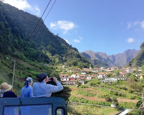 Conjunto de jogos de madeira, montanhas florestais e um ônibus em