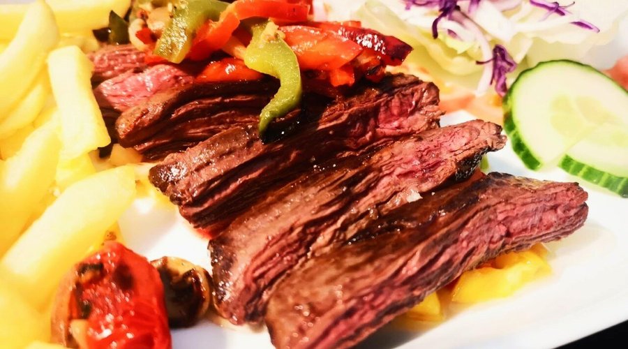 Entrtaña Argentina ( ternera) con salsa criolla.