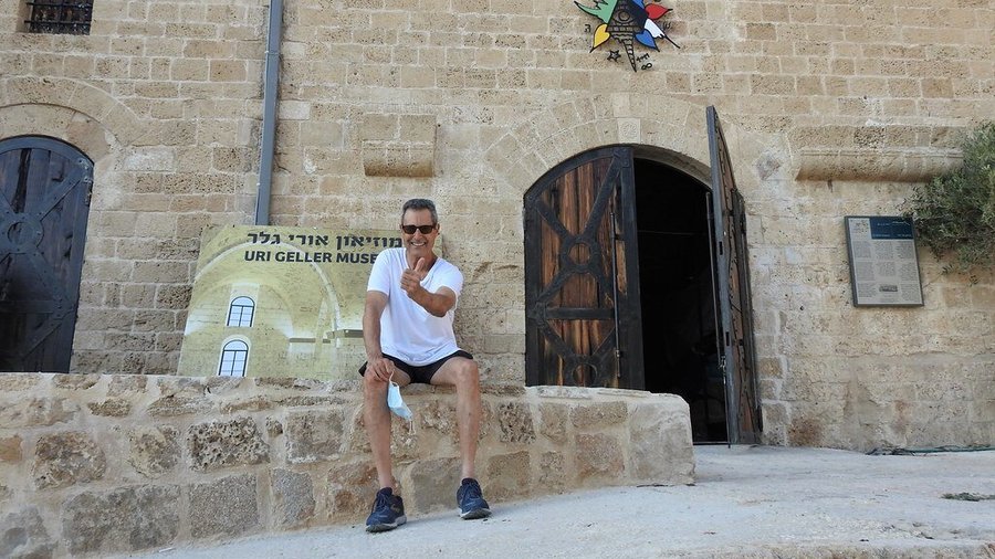 Uri Geller next to the museum