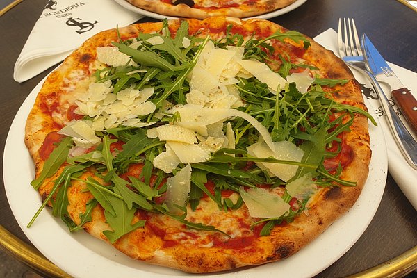 Mini Penne au Gorgonzola, pignons de pins, tomates cerise, roquette -  Picture of La pointe Drouot, Paris - Tripadvisor