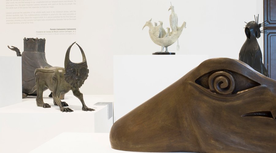 #LeonoraCarrington tuvo un carácter contestatario que la llevó a cuestionar incluso a los máximos exponentes del #surrealismo, del cual ella fue parte, y su visión de la vida nos deja un mundo fantástico y esperanzador. A 10 años de su muerte la recordamos con una fotografía de la exposición "Recóndito mundo de Leonora Carrington".