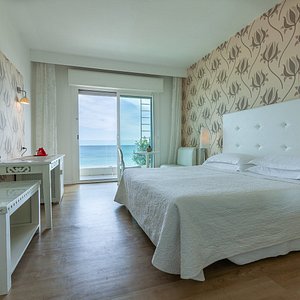 Camera Executive matrimoniale con balcone fronte mare, pavimentazione in parquet,  dell'Hotel Mediterraneo di Riccione 