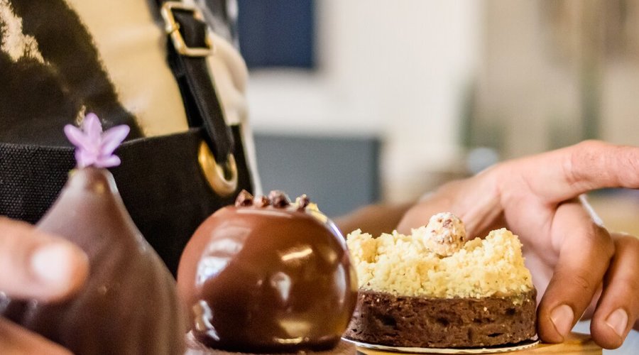 Trilogía 
1. Mousse de chocolate negro 71%, compota de moras fermentadas y bizcocho sin harina de cacao

2 .Mousse de chocolate con leche 40% y caramelo, bizcocho de avellana y pectina de limón verde

3 . Tarta de cacao, peras y chocolate negro 71%