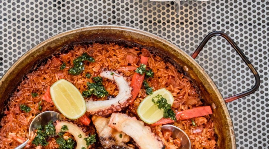 Nuestros arroces al horno de leña, con variedad de mariscos y preparados a un estilo criollo especial.