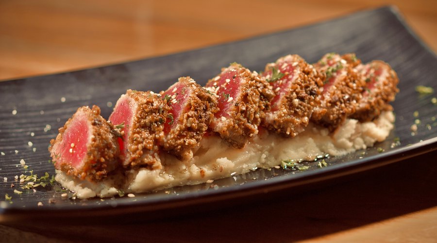Tataki de aún rojo, con aceite de trufa sobre colchón de puré de patatas