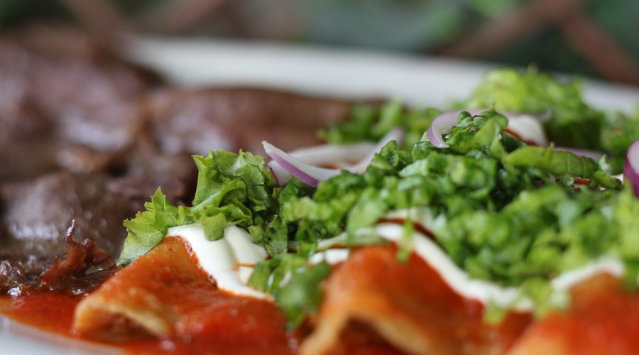 Enchiladas Huastecas
(Rojas, rellenas de queso, acompañadas de cecina)